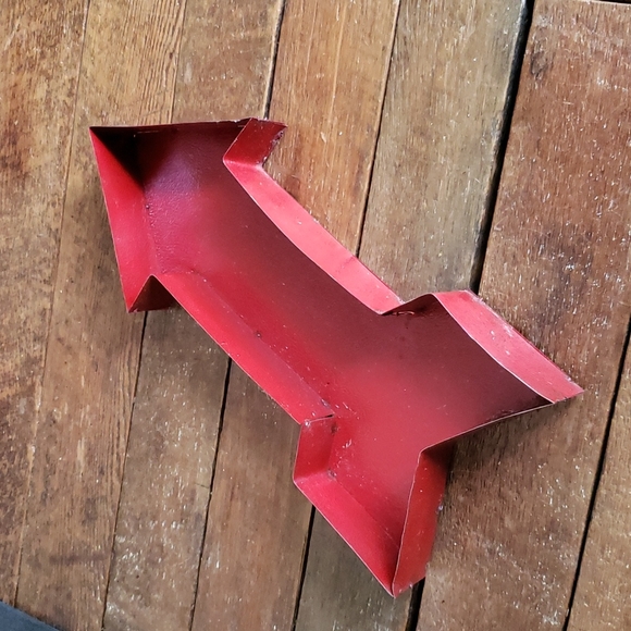 Red Metal Arrow Decor - Picture 2 of 10